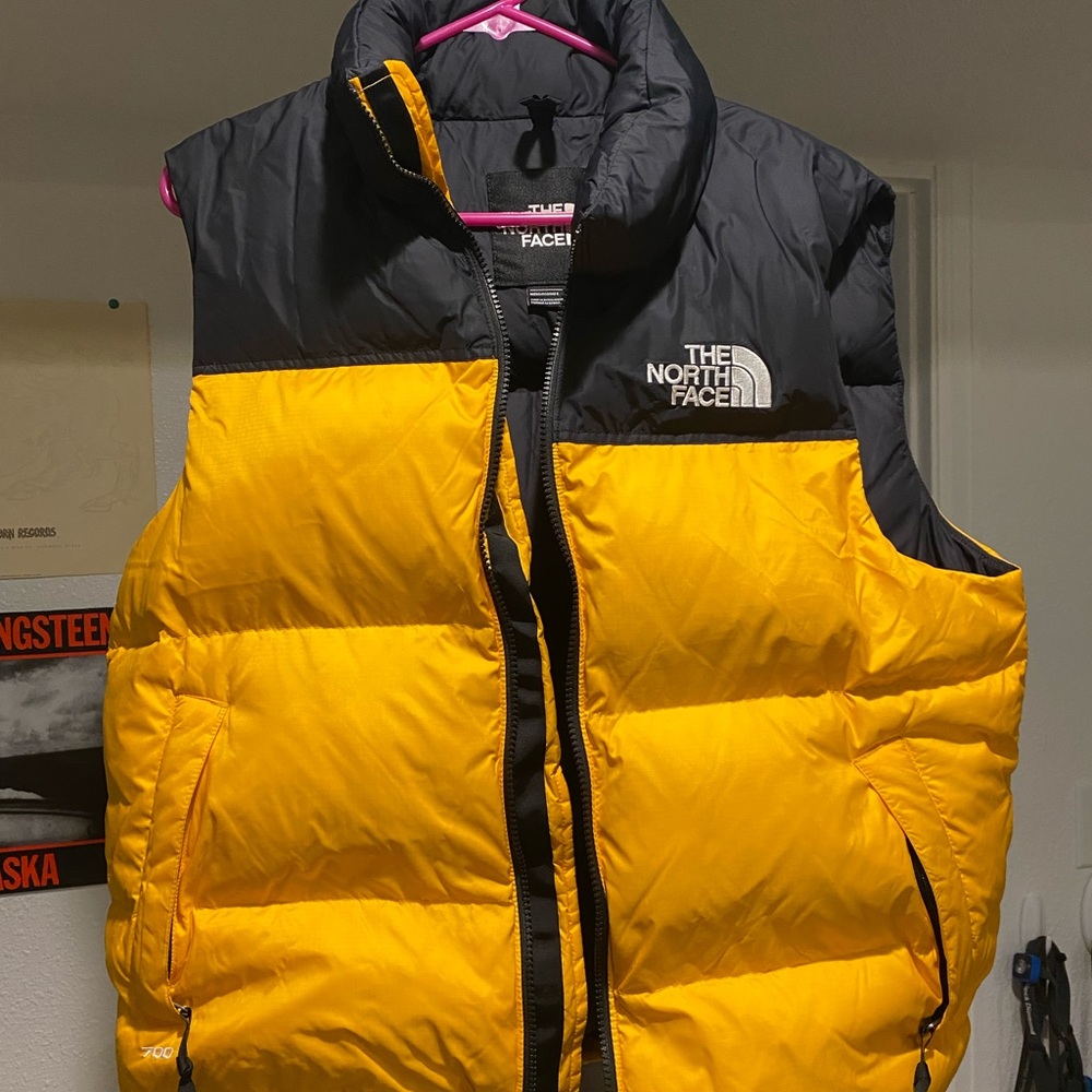 TNF Nupste Vest 700fill. Gold/black Mens Medium